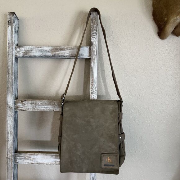 Calvin Klein Messenger Crossbody Bag Suede Like Utility Gray College Work - Picture 4 of 6